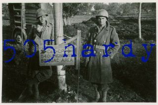 WWII US GI Photo - ID ' d GIs By 540th Engineer Company D Bivouac Area Sign - TOP 2