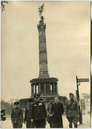 Wwii Large Size Press Photo: Russian Military At Berlin Victory Column,  May 1945