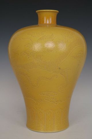 Fine Chinese Yellow Glaze Porcelain Dragon Vase 2