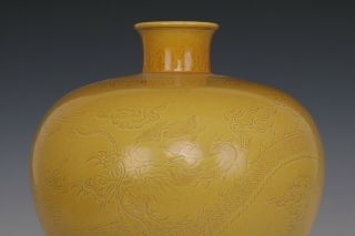 Fine Chinese Yellow Glaze Porcelain Dragon Vase 3
