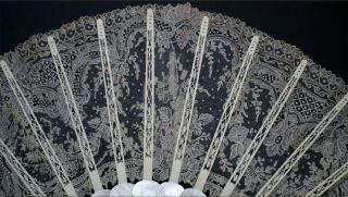 UNUSUAL 19TH CENTURY FRENCH VICTORIAN HAND CARVED MOTHER OF PEARL FAN LACE 10