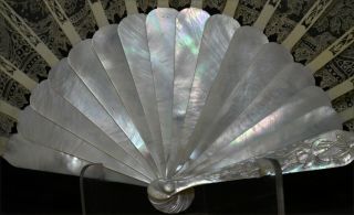 UNUSUAL 19TH CENTURY FRENCH VICTORIAN HAND CARVED MOTHER OF PEARL FAN LACE 12