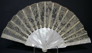 UNUSUAL 19TH CENTURY FRENCH VICTORIAN HAND CARVED MOTHER OF PEARL FAN LACE 2