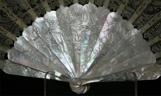 UNUSUAL 19TH CENTURY FRENCH VICTORIAN HAND CARVED MOTHER OF PEARL FAN LACE 8