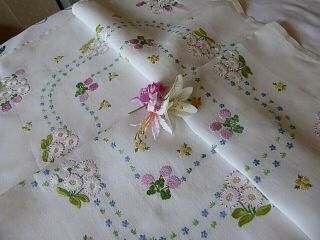 VINTAGE HAND EMBROIDERED TABLECLOTH - DELICATE FLOWER CIRCLE 11