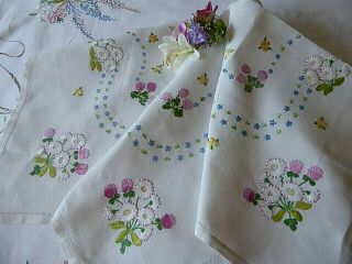 VINTAGE HAND EMBROIDERED TABLECLOTH - DELICATE FLOWER CIRCLE 2