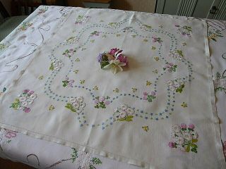 VINTAGE HAND EMBROIDERED TABLECLOTH - DELICATE FLOWER CIRCLE 3