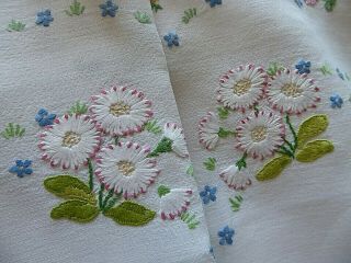 VINTAGE HAND EMBROIDERED TABLECLOTH - DELICATE FLOWER CIRCLE 4