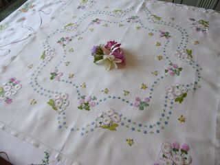 VINTAGE HAND EMBROIDERED TABLECLOTH - DELICATE FLOWER CIRCLE 5