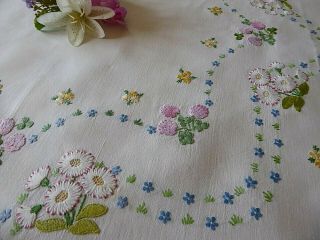 VINTAGE HAND EMBROIDERED TABLECLOTH - DELICATE FLOWER CIRCLE 6