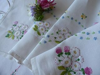 VINTAGE HAND EMBROIDERED TABLECLOTH - DELICATE FLOWER CIRCLE 9