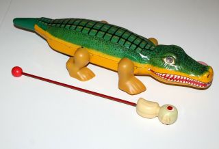 Tin Toy rare Crocodile battery operated made in China 60 ' s 10