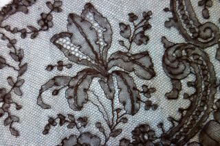 ANTIQUE LACE - CIRCA 1860 ' s,  HAND MADE CHANTILLY LACE BERTHA COLLAR 4