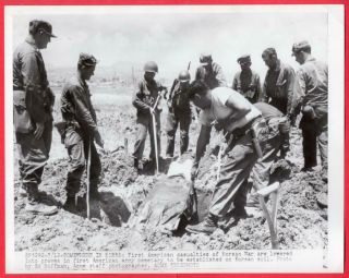 1950 First American Casualties Are Buried In Korea 7x9 News Telephoto