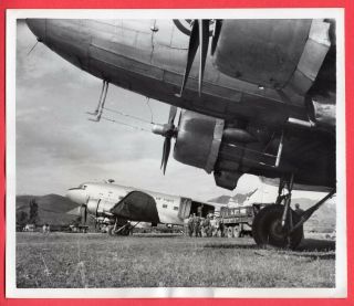 1950 South Koreans Help Unload Usaf C - 47 Transport News Photo