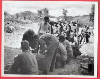 1950 Chow Time Artillery Unit In Korea 7x9 News Photo