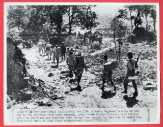 1950 27th Regiment Korean Labors Near Waegwan 6.  5x8.  5 News Telephoto