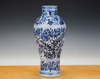 Chinese Qing Dynasty Kangxi Blue & White Vase With Ridges