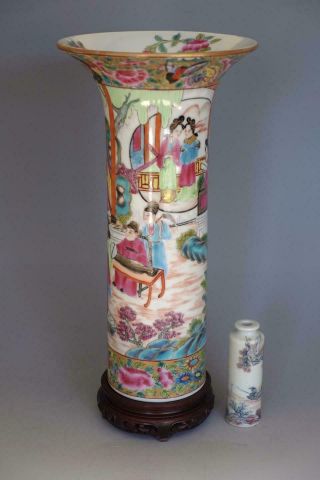 Fine Chinese Famille Rose Medallion Mandarin Porcelain Vase
