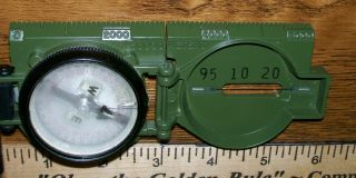 ' 95 U.  S.  Army Issue 3H Compass with Pouch Olive Drab stamped 21 - 26460 - 02E 120mCi 3