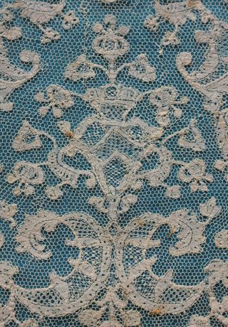 Antique 18th century bobbin lace collar / sleeve ruffle - tulip vase design 2