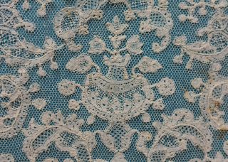 Antique 18th century bobbin lace collar / sleeve ruffle - tulip vase design 3