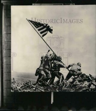 1945 Press Photo Soldiers Raise American Flag In Iwo Jima During World War Ii