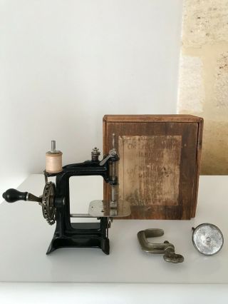 MAGNIFICENT ANTIQUE TOY SEWING MACHINE SMITH & EGGE 1897 SPLENDID 4