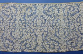 An 89 " (226cm) Flounce Of Early 18th Century Flemish Or Genoese Bobbin Lace