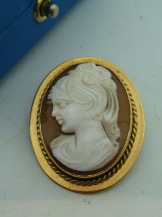 A Signed Hallmarked 9ct Gold Italian Naples Carved Cameo Brooch.  Attractive