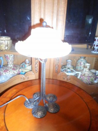 Magnificent French Art Deco lamp with frilly vaseline glass shade 4
