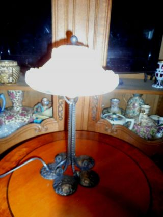 Magnificent French Art Deco lamp with frilly vaseline glass shade 6