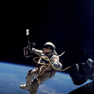 NASA ASTRONAUT LOGO LAPEL GOLD PIN UP US PILOT CREW APOLLO SPACE SHUTTLE STATION 10