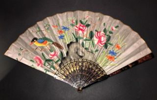 FINE CHINESE QING DYNASTY GOLD RED LACQUER FIGURAL COURT SCENE LANDSCAPE FAN 7