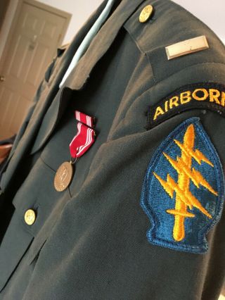 U.  S.  Army Green Uniform Set Insignias Metals Airborne Special Forces 2nd Lieut