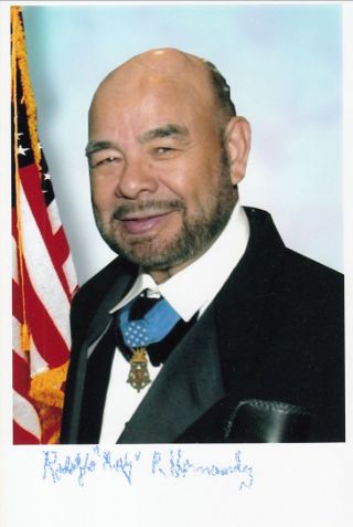 Rodolfo Hernandez Korea Medal Of Honor Signed 4x6 Photo