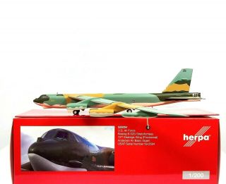 Herpa Wings Usaf Boeing B - 52g Stratofortress " Museum Of Flight " 1:200 (559294)