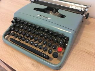 Olivetti Lettera 22 Vintage Portable Typewriter 32 Made In Great Britain