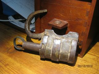 Revolutionary War Era Antique Primitive Barrel Banded Iron Lock W Key 1700 