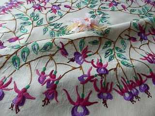 VINTAGE HAND EMBROIDERED TABLECLOTH - EXQUISITE FLOWER CIRCLE /TRAILING FUSCHIAS 3