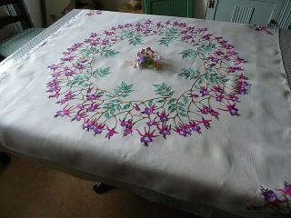 VINTAGE HAND EMBROIDERED TABLECLOTH - EXQUISITE FLOWER CIRCLE /TRAILING FUSCHIAS 4