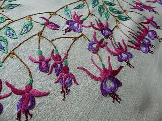 VINTAGE HAND EMBROIDERED TABLECLOTH - EXQUISITE FLOWER CIRCLE /TRAILING FUSCHIAS 5