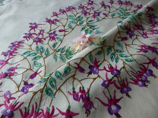 VINTAGE HAND EMBROIDERED TABLECLOTH - EXQUISITE FLOWER CIRCLE /TRAILING FUSCHIAS 7