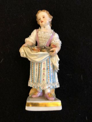 Meissen Early 19th Century Figurine Of A Girl With The Basket Of Flowers