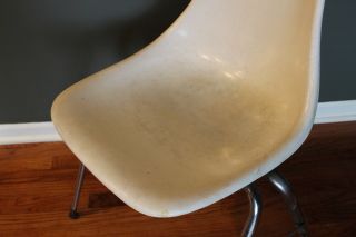 Mid Century Modern Herman Miller Eames Style Fiberglass Chair With Legs White