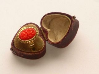 LARGE ANTIQUE VINTAGE ART DECO CHINESE CARVED RED CORAL 18ct GOLD RING 9