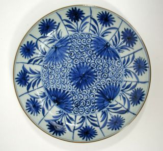 3 CHINESE BLUE & WHITE EXPORT PORCELAIN PLATES ASTER PATTERN KANGXI PERIOD c1700 5