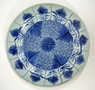 3 CHINESE BLUE & WHITE EXPORT PORCELAIN PLATES ASTER PATTERN KANGXI PERIOD c1700 7