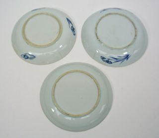 3 CHINESE BLUE & WHITE EXPORT PORCELAIN PLATES ASTER PATTERN KANGXI PERIOD c1700 8