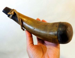 EARLY 19TH C AMERICAN ANTIQUE CARVED BLACK POWDER HORN,  W/NAILED HEEL/HEMP CORD 12